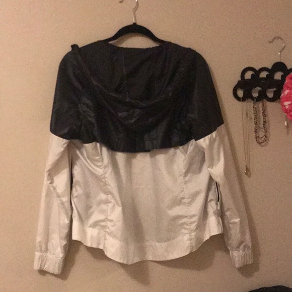 COPY - Cute reflective Nike windbreaker barely woโฆ - Picture 3 of 4